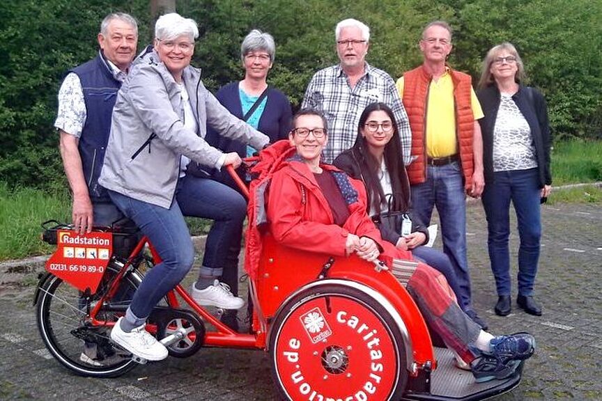 Heinz Schneider (1. von links, Caritas Mehrgenerationenhaus) und Barbara Funda (3. von links, Diakonie) mit dem Team des Fahrrad-Rikscha-Projektes in Dormagen. Foto: Caritasverband Rhein-Kreis Neuss / Abdruck honorarfrei