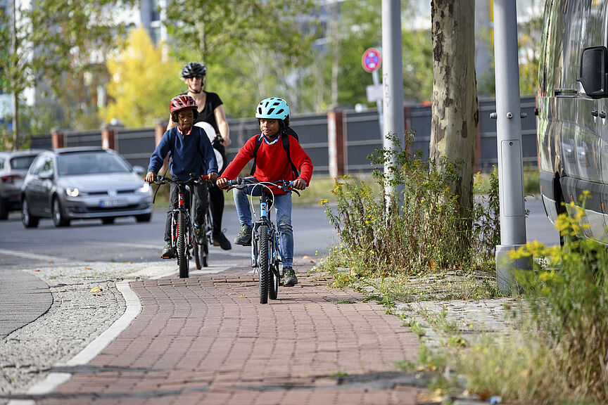 ADFC Kidical Mass | 19.September 2020 Kinder mit Helmen auf einem Radweg
