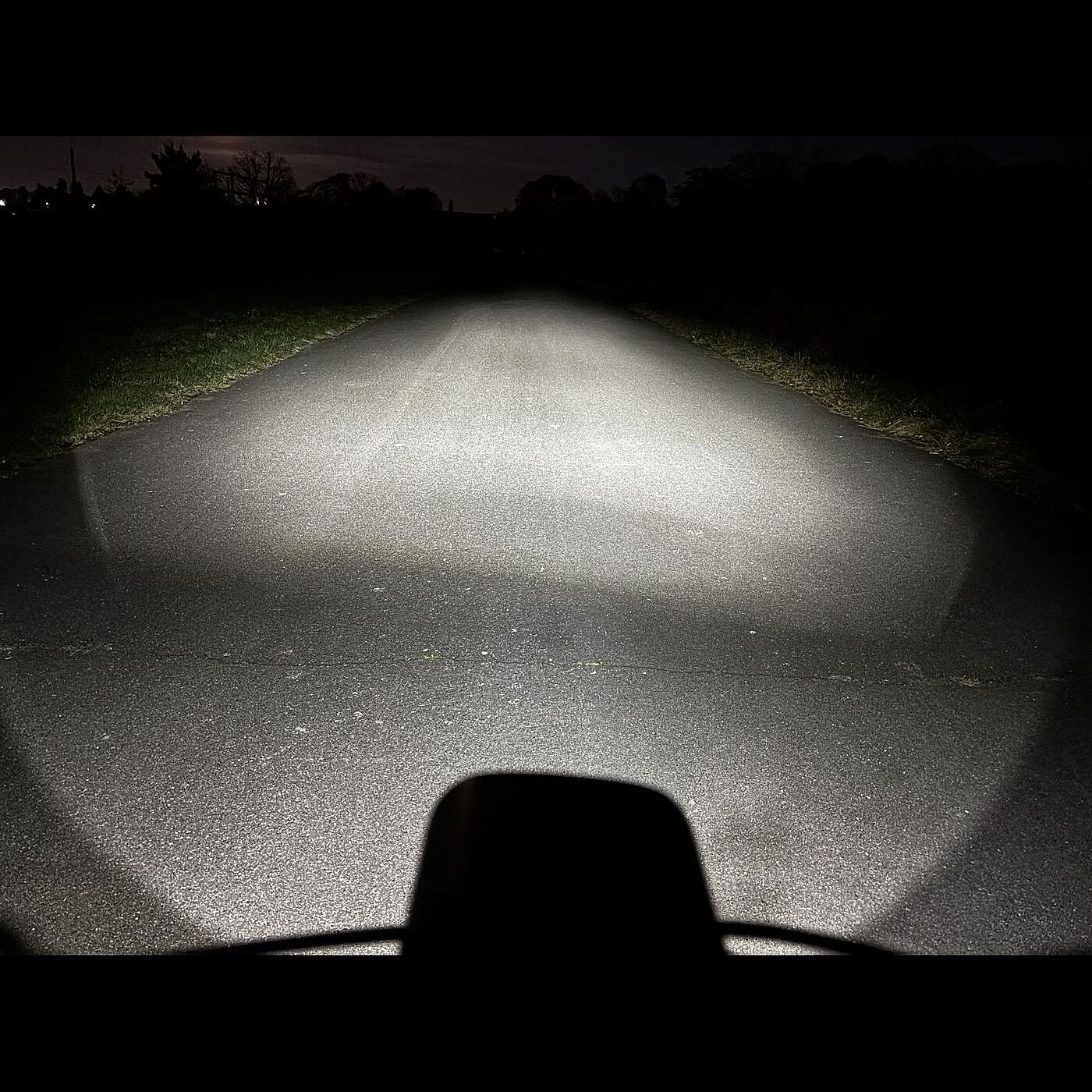 Der Lichtkegel des Decathlon-Scheinwerfers in der höchsten Stufe in dunkler Umgebung. 