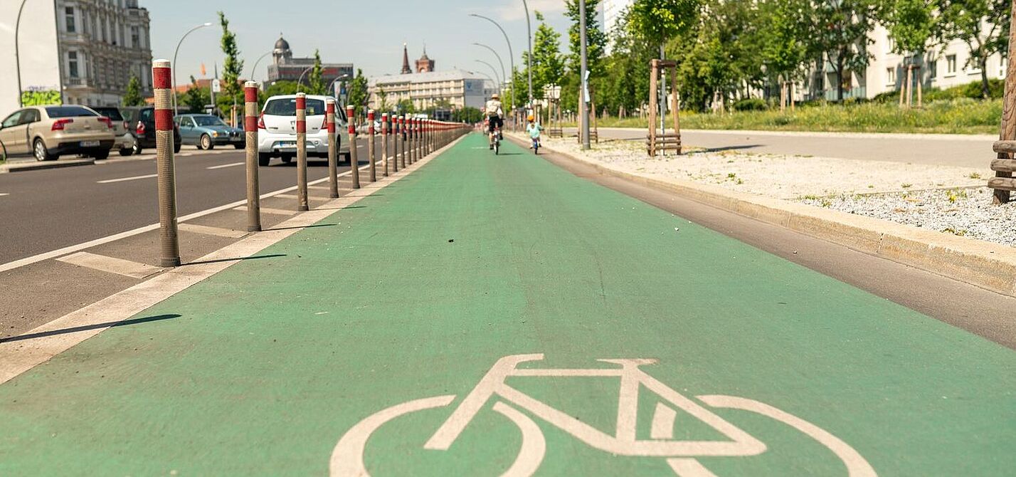 Die Geschützte Radspur in der Holzmarktstraße in Berlin