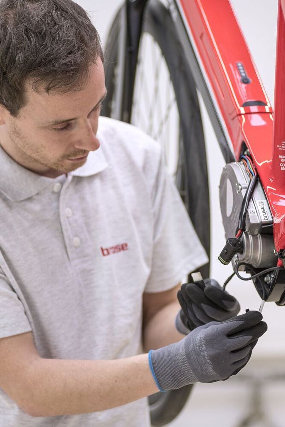 Motor-Montage Ein Mann arbeitet an einem geöffneten Motorgehäuse eines Elektrorades.